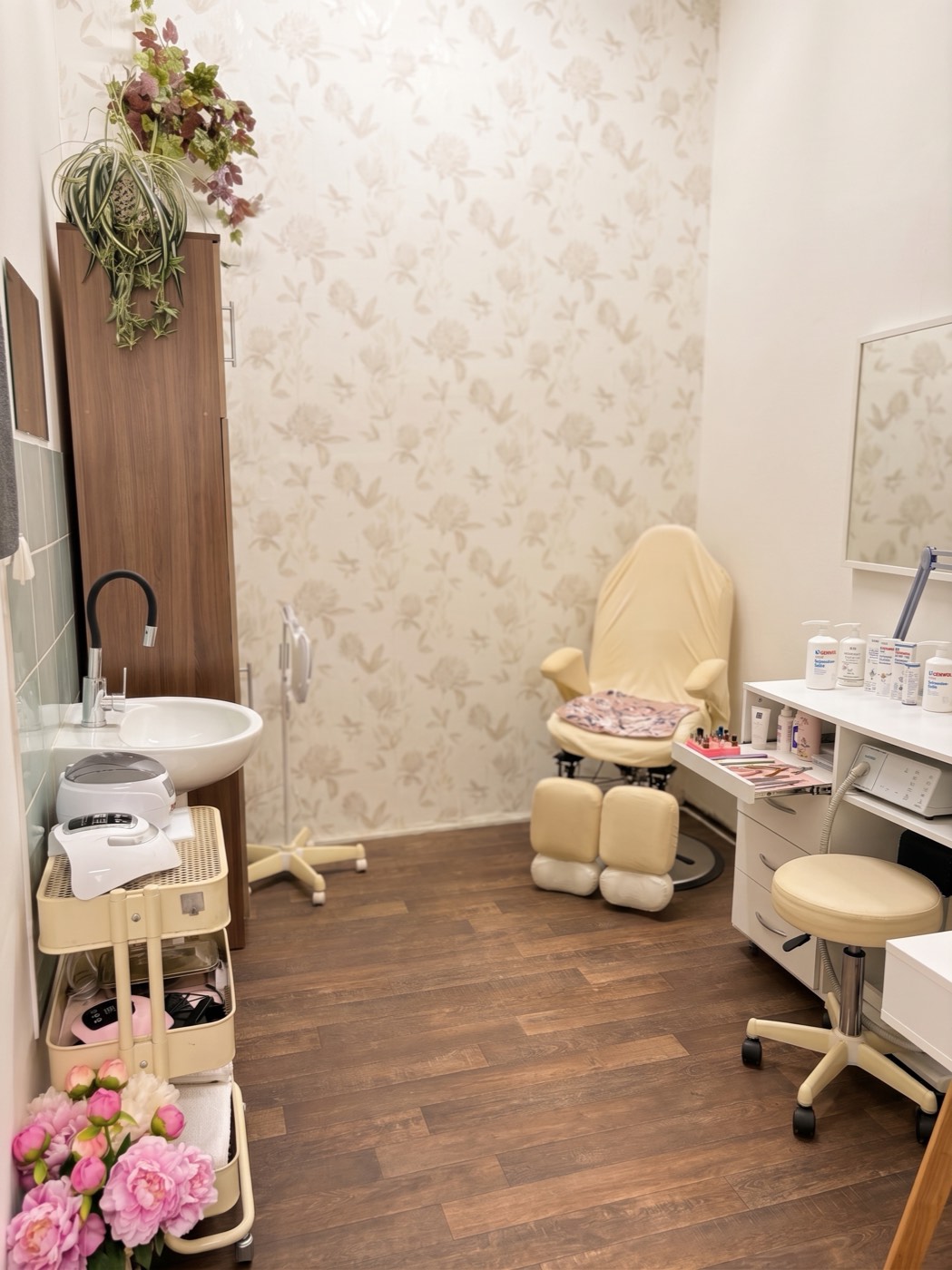Kabinet pro pedikúru ve Studiu Itta s polohovacím křeslem, umyvadlem a květinovou tapetou